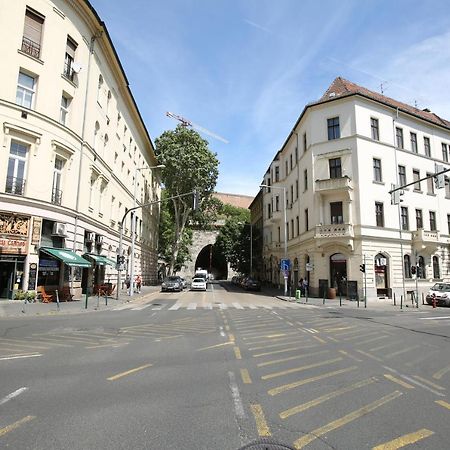 Castle Courtyard Hideaway Apartment Budapest Exterior photo